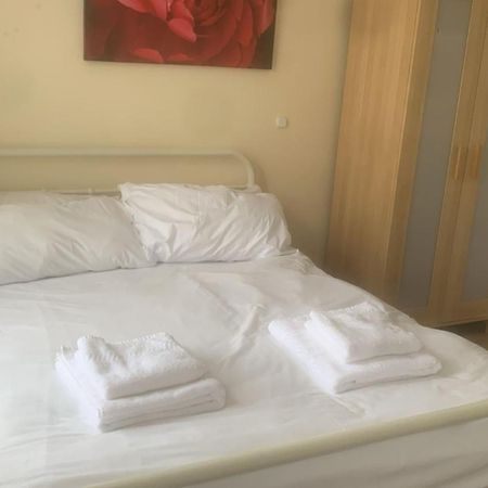 Specious Studio Flats Лондон Экстерьер фото