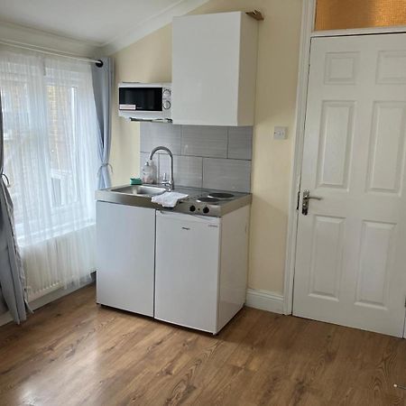 Specious Studio Flats Лондон Экстерьер фото