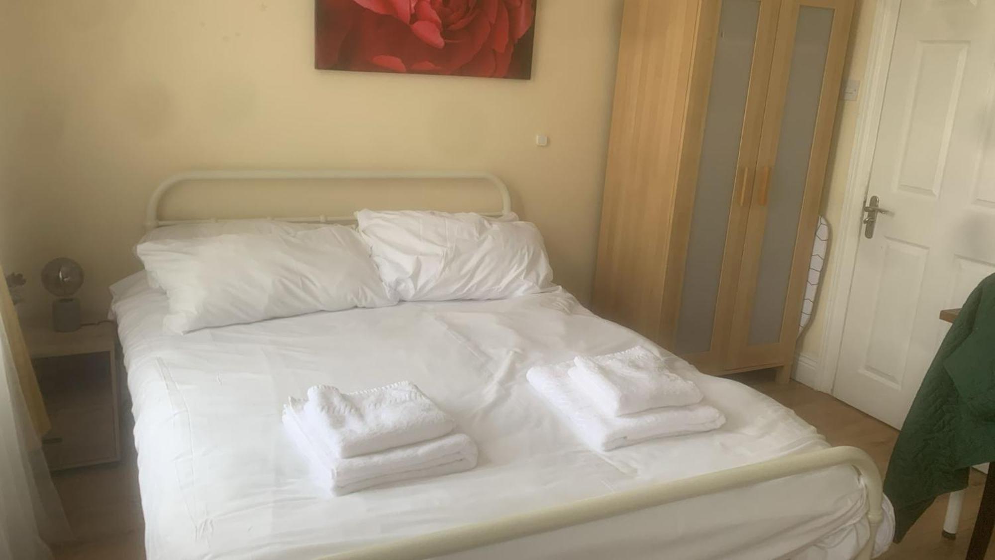 Specious Studio Flats Лондон Экстерьер фото