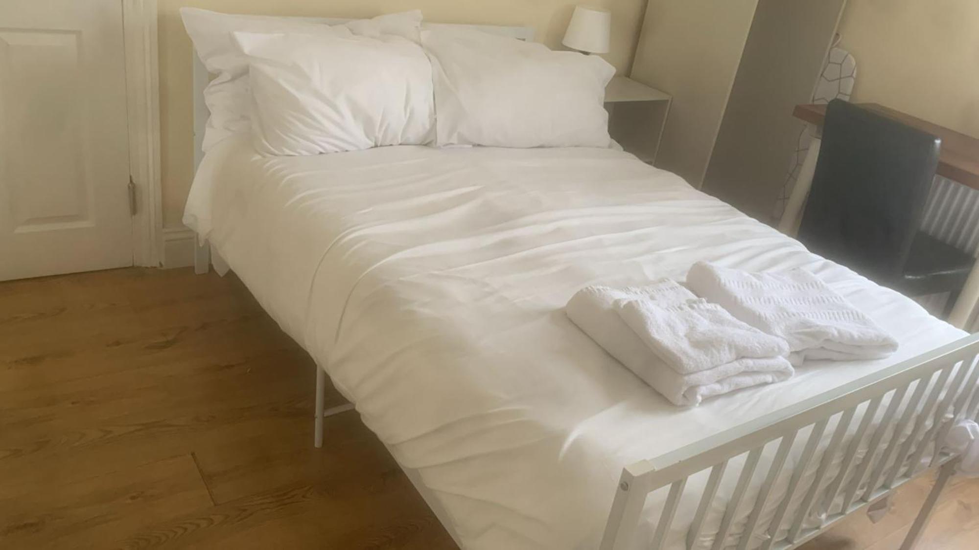 Specious Studio Flats Лондон Экстерьер фото