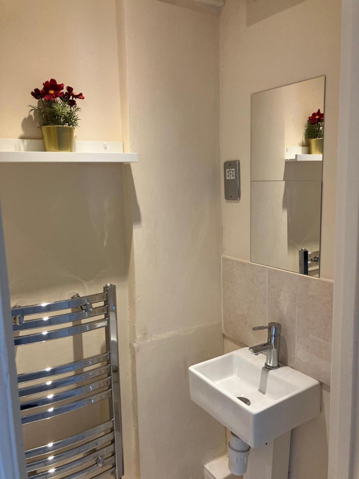 Specious Studio Flats Лондон Экстерьер фото