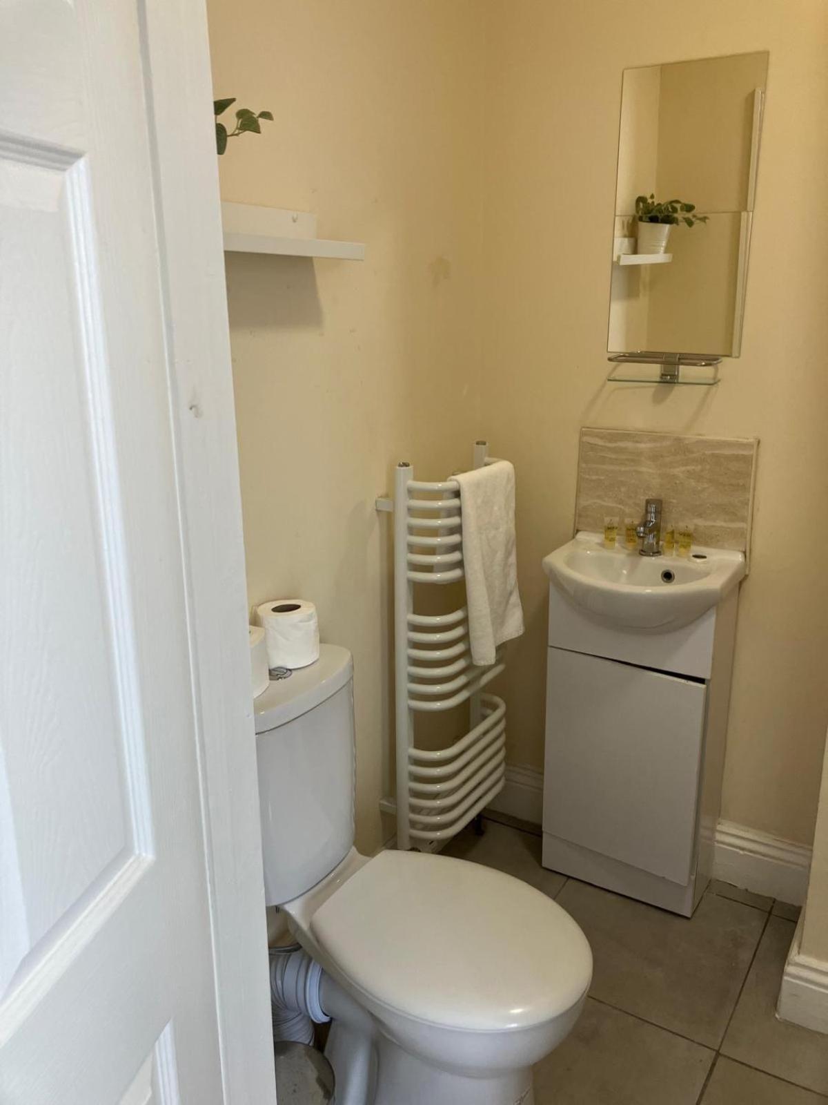 Specious Studio Flats Лондон Экстерьер фото