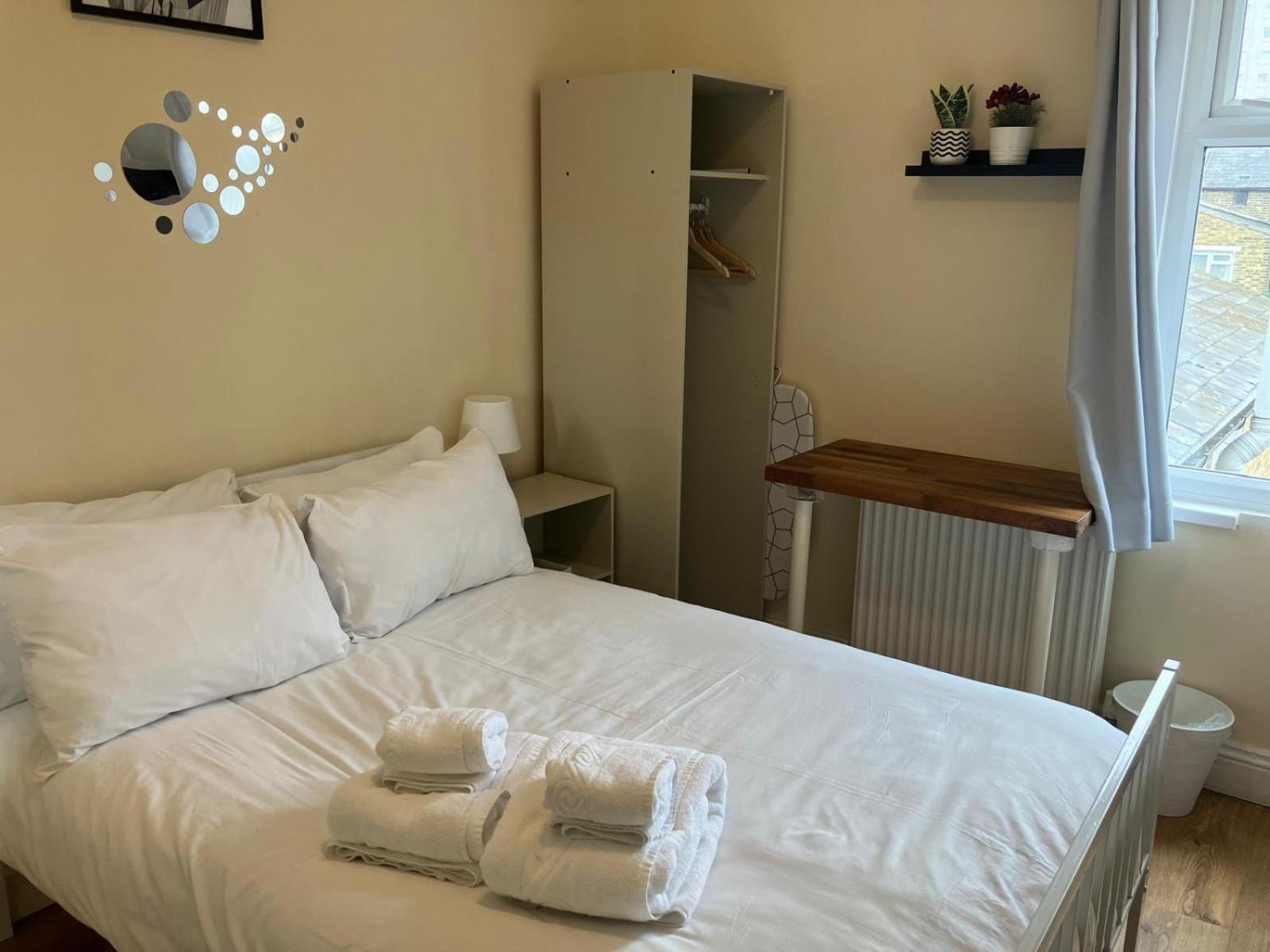 Specious Studio Flats Лондон Экстерьер фото