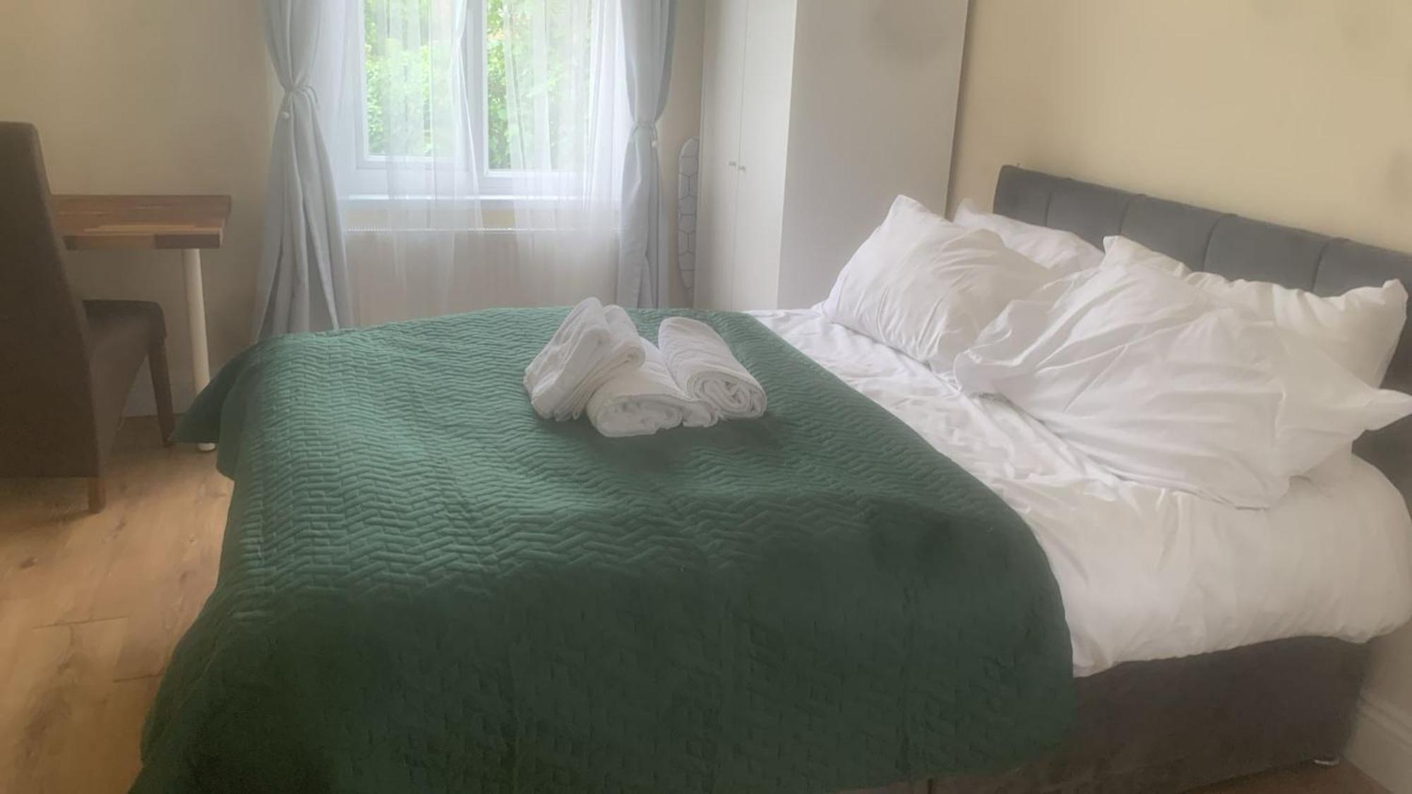 Specious Studio Flats Лондон Экстерьер фото