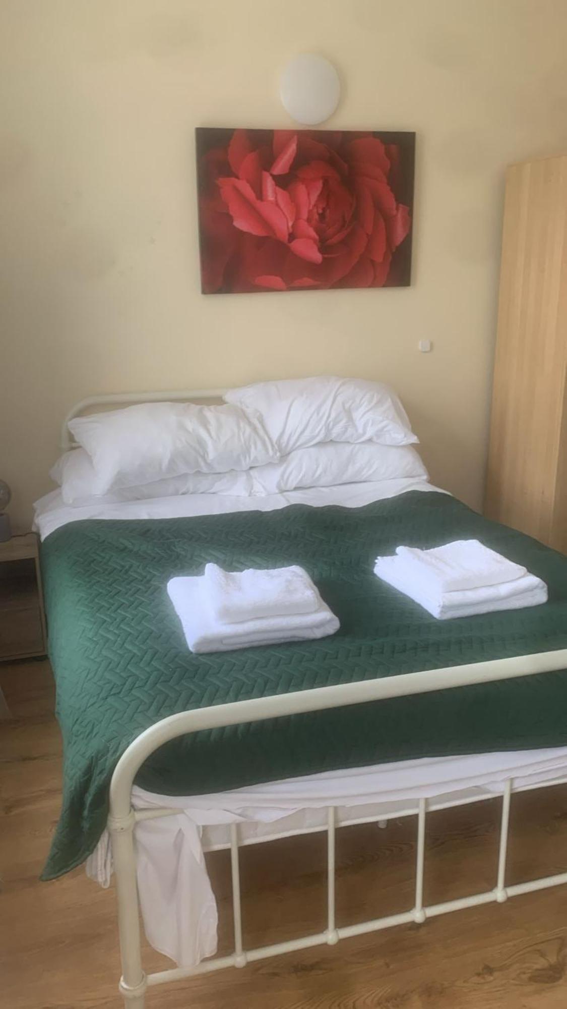 Specious Studio Flats Лондон Экстерьер фото
