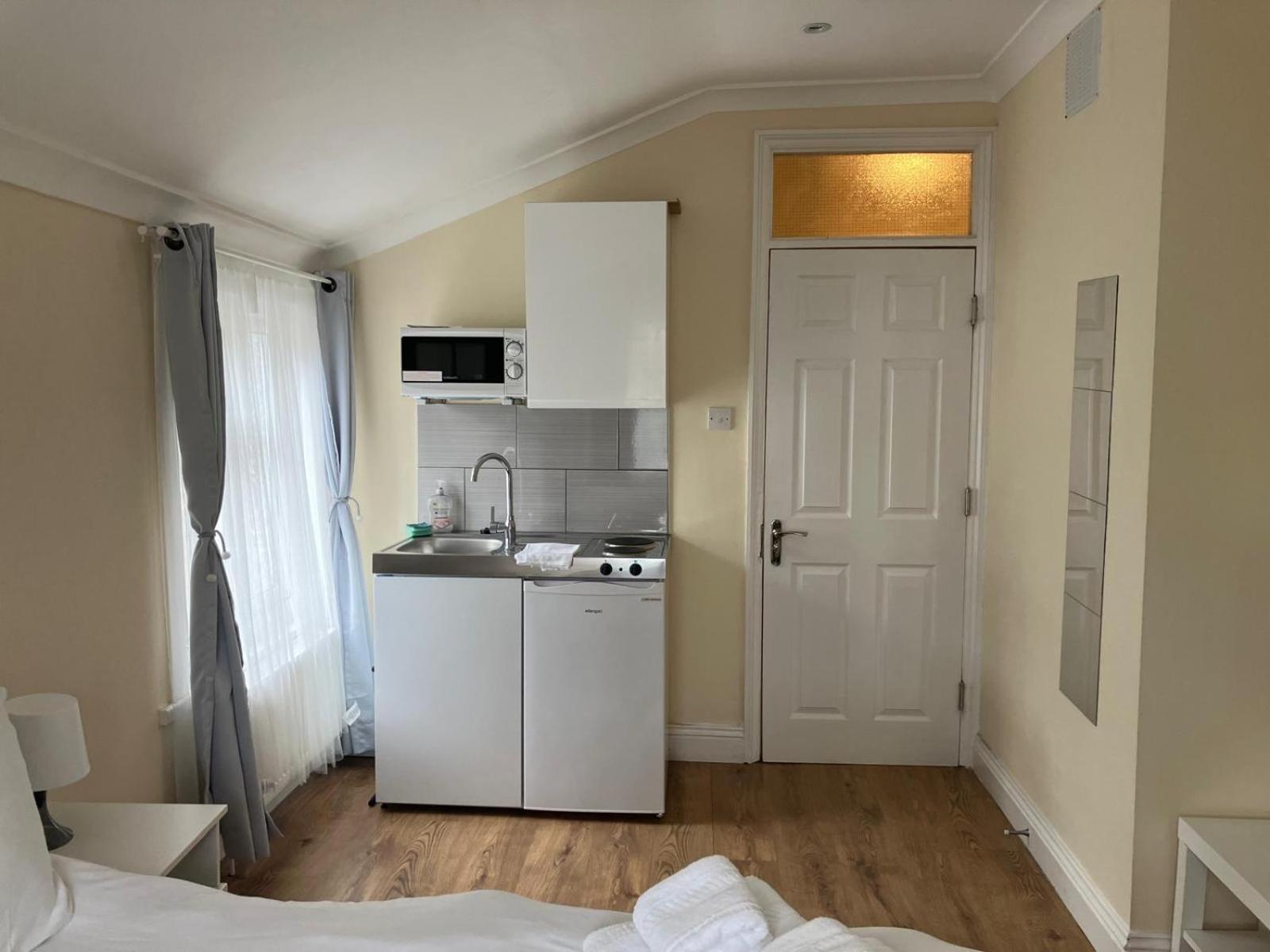 Specious Studio Flats Лондон Экстерьер фото