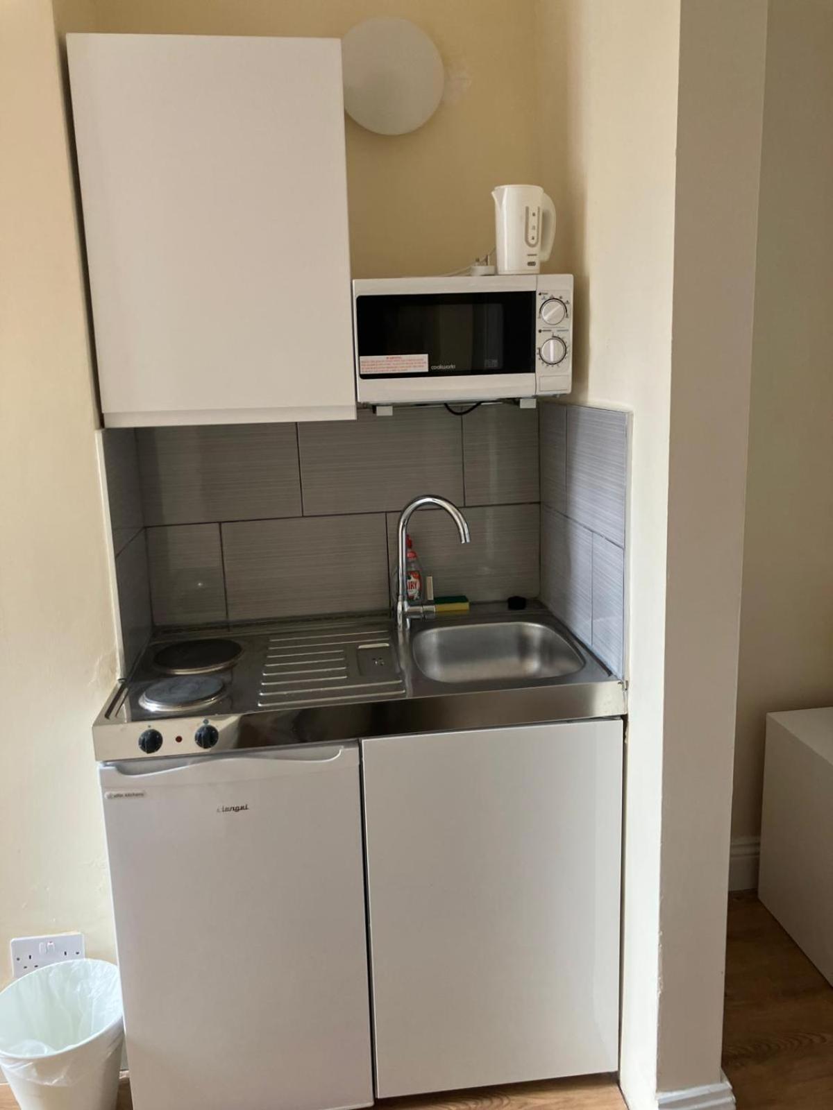 Specious Studio Flats Лондон Экстерьер фото