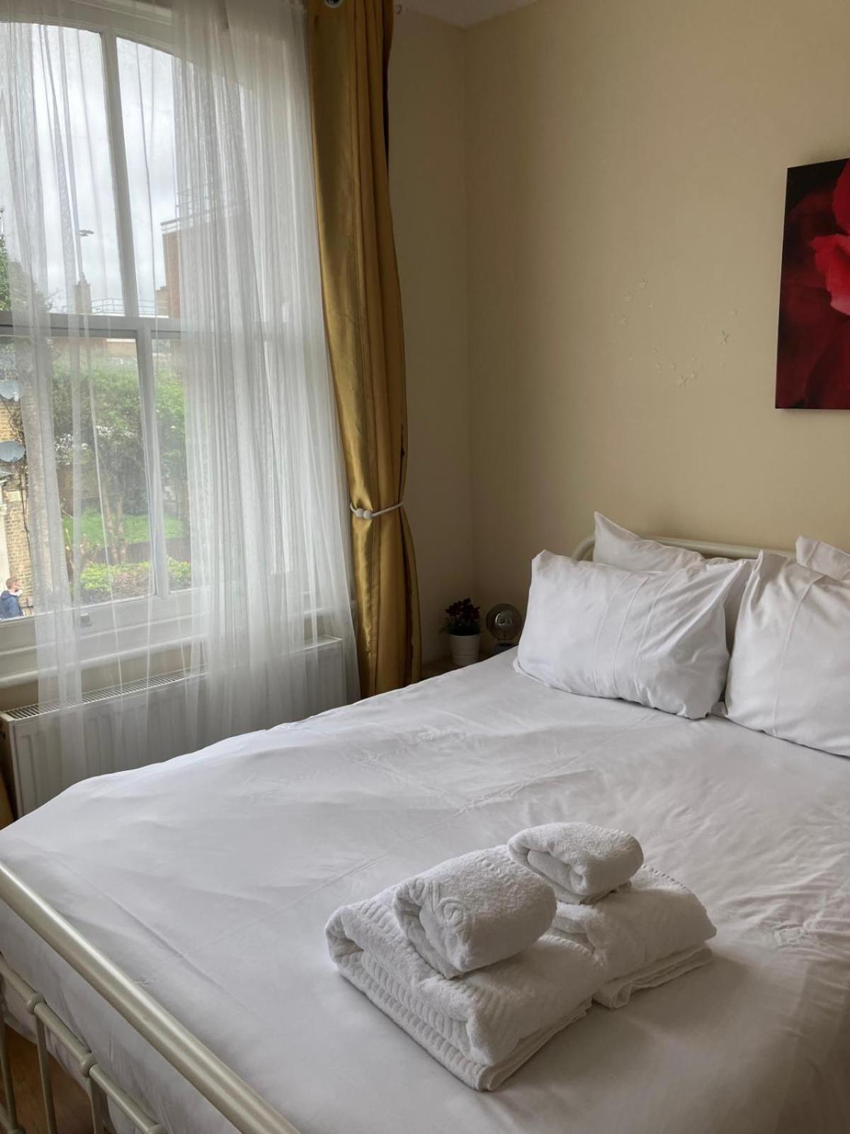 Specious Studio Flats Лондон Экстерьер фото