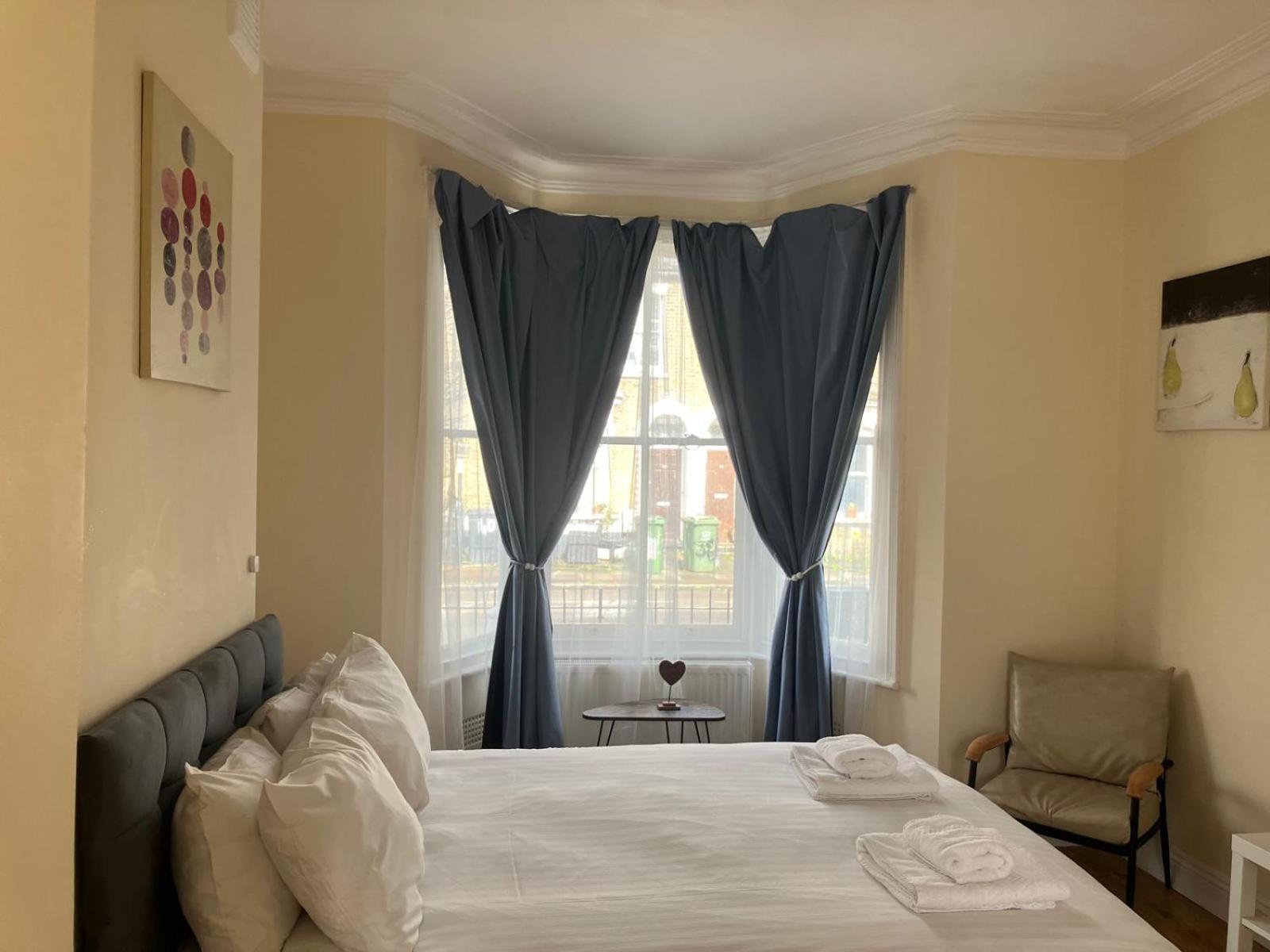 Specious Studio Flats Лондон Экстерьер фото