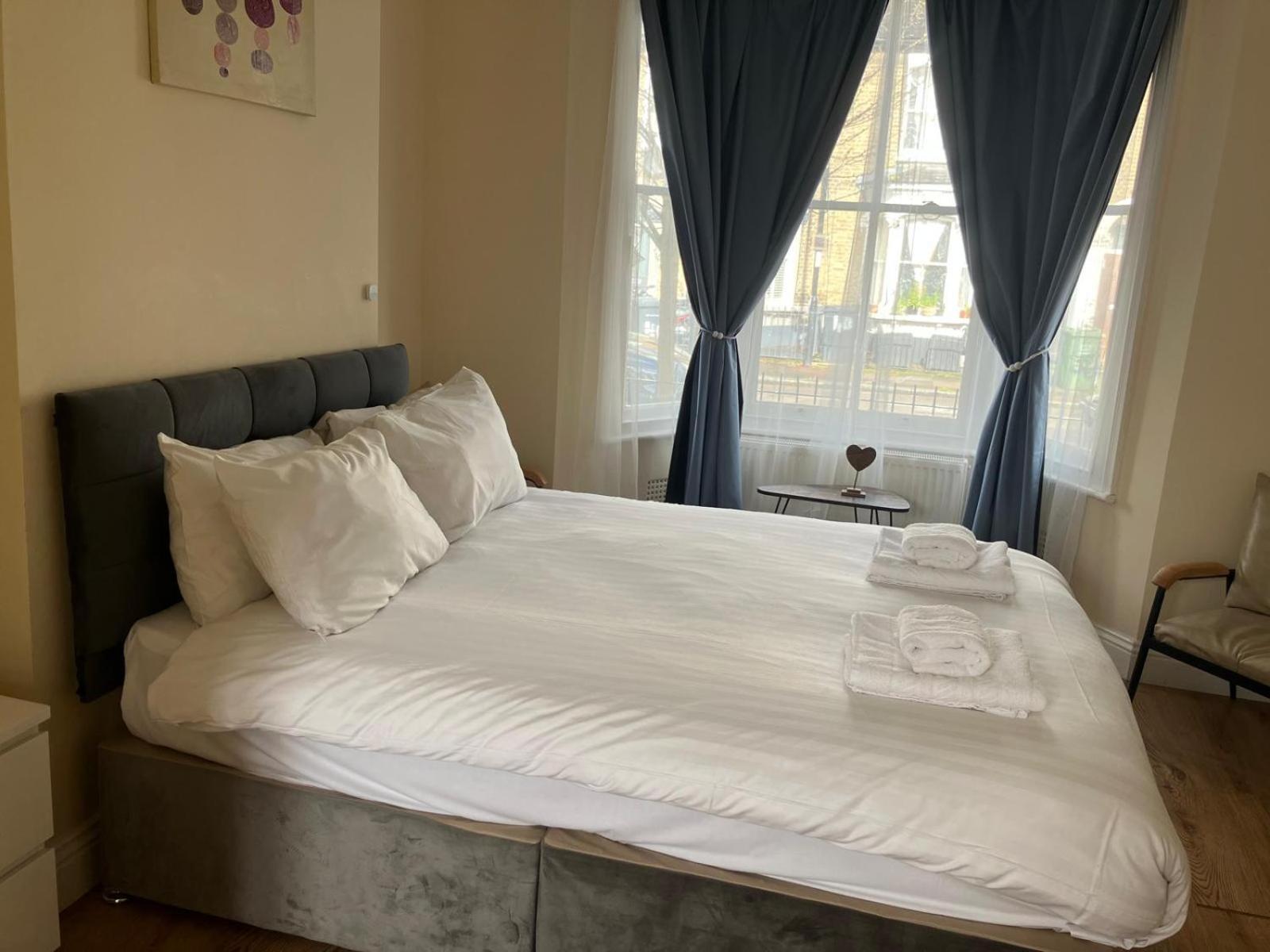 Specious Studio Flats Лондон Экстерьер фото