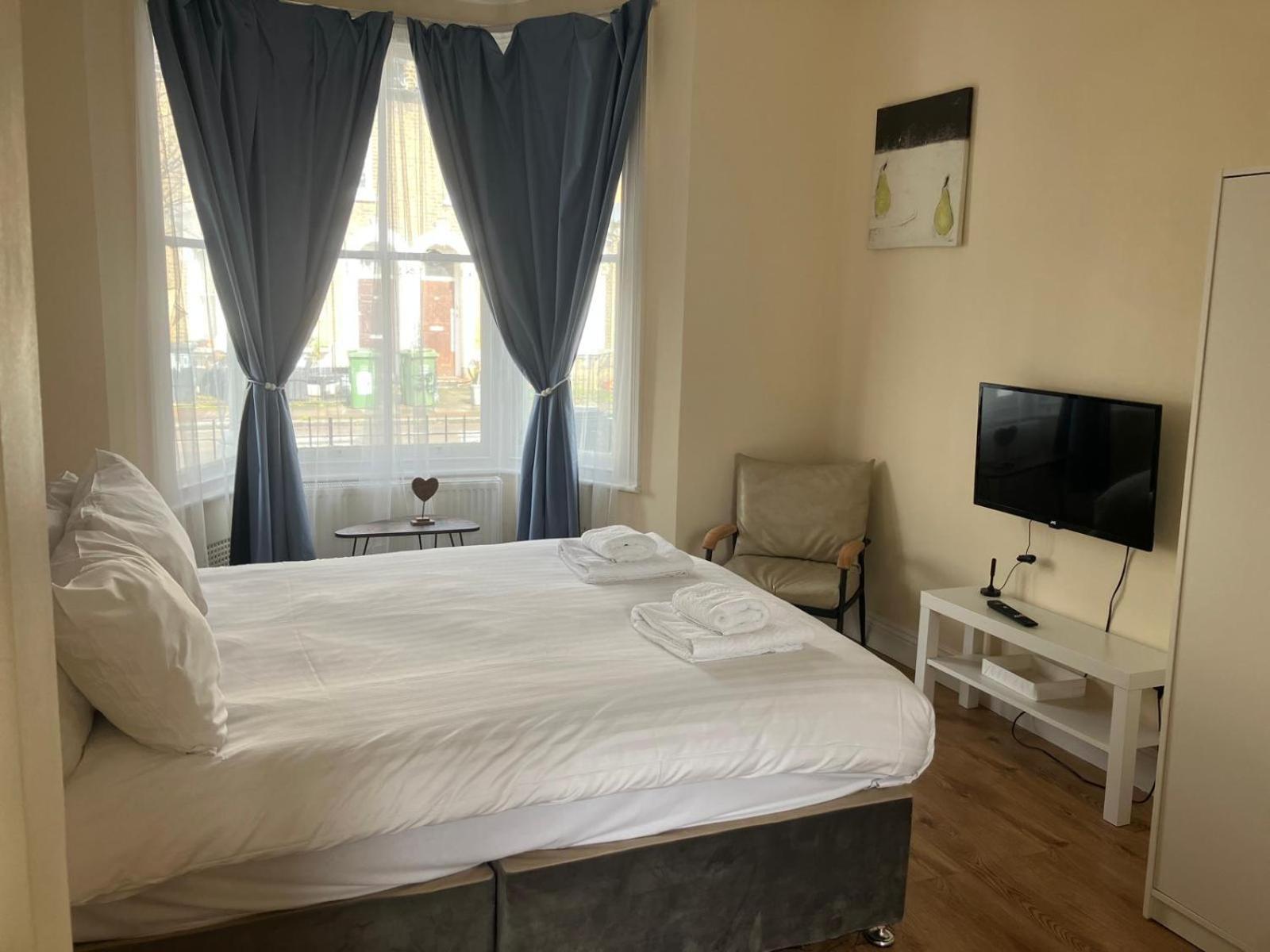 Specious Studio Flats Лондон Экстерьер фото